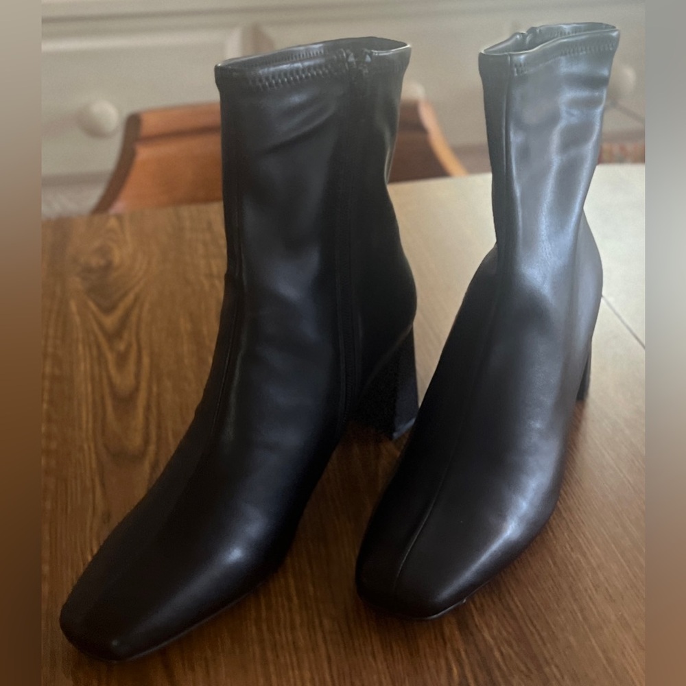 Steve Madden
Black
Size 9.5 
Ankle Boots
2.5” heel
NWT